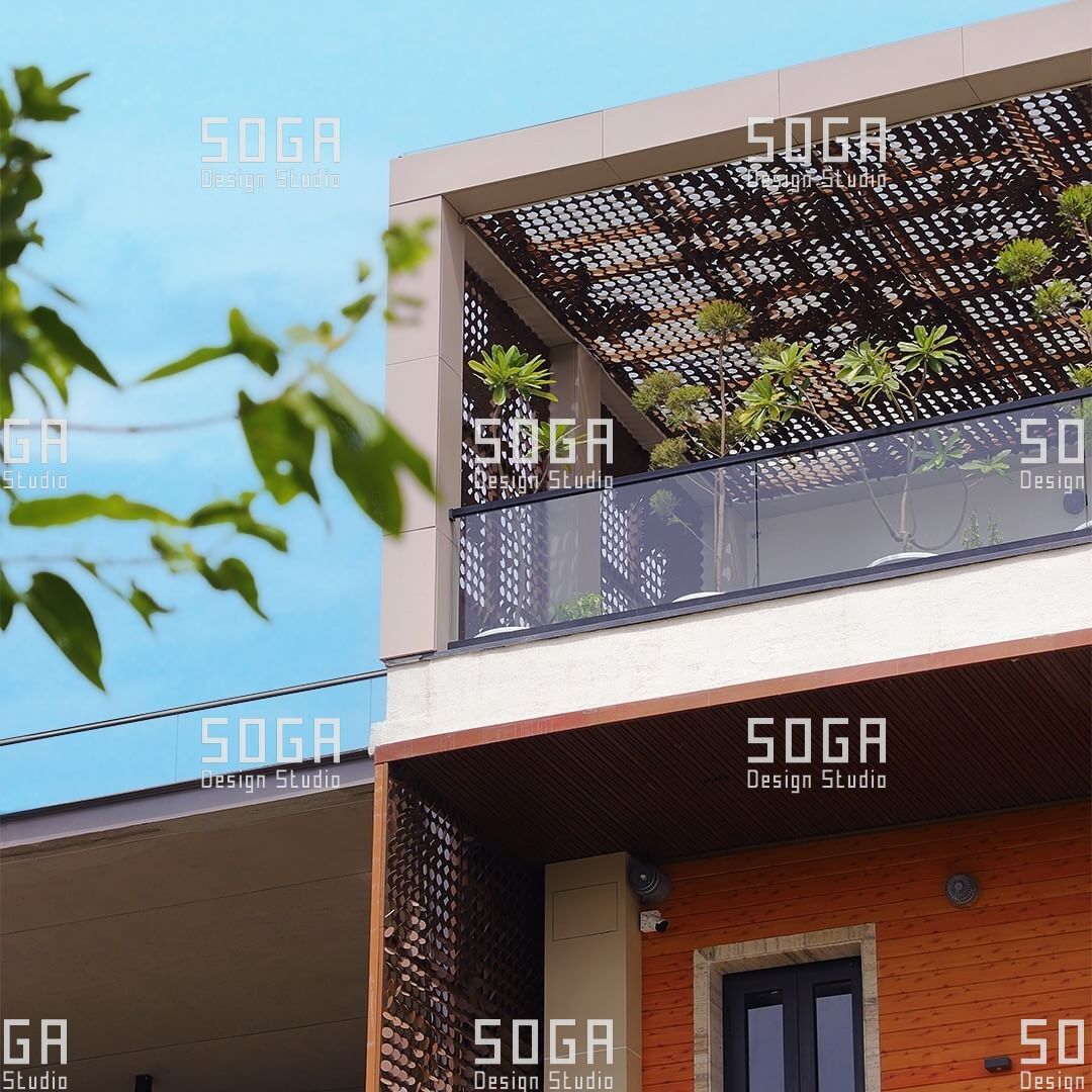 Coin facade screen assembled onto its carrier frame over a building terrace