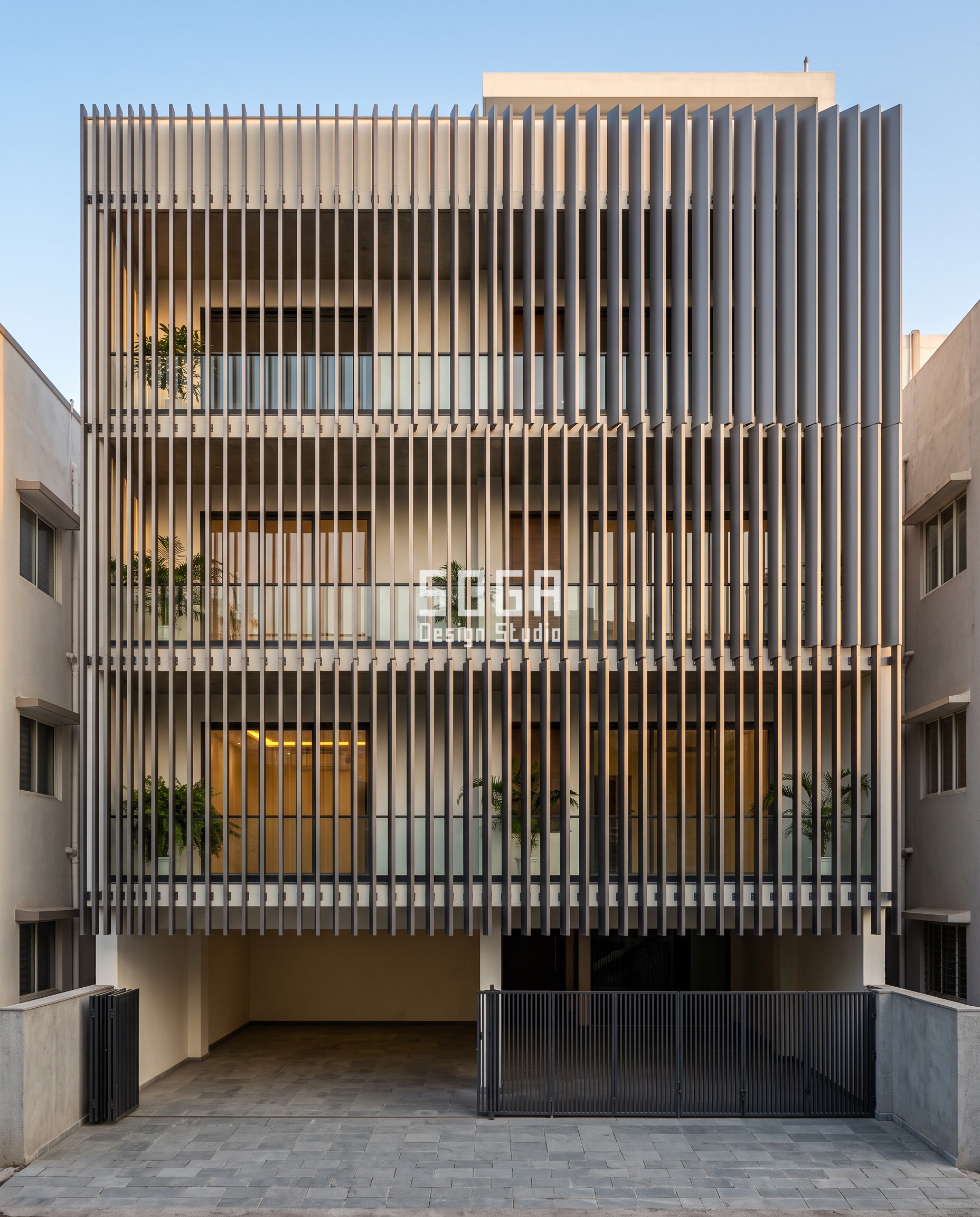 Attractor Point Facade Design: How Parametric Skins Work 2 Parametric facade in Indore where fifty vertical fins share one spacing but each takes a different width, from 50 mm pinstripes to 420 mm planes