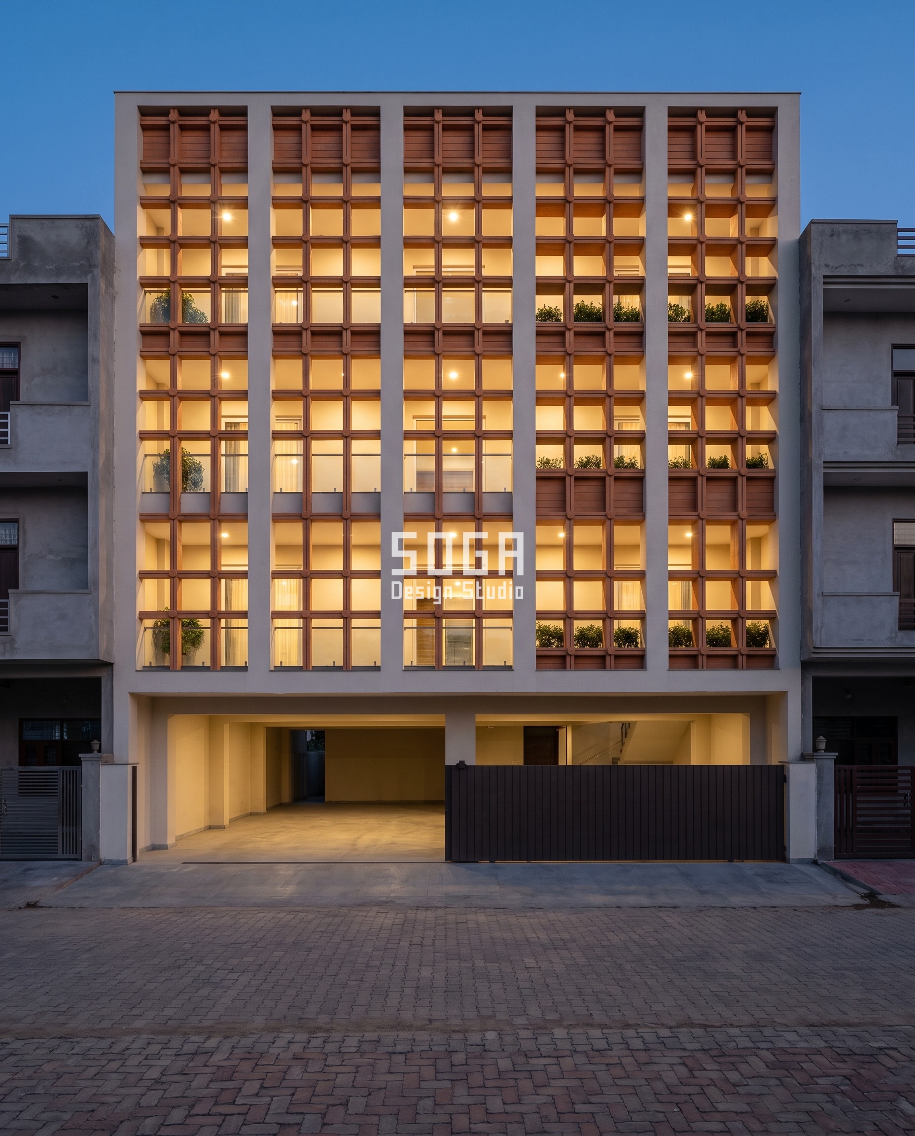 Elevation Design to Reduce Wall Heat: India, Hour by Hour 5 Terracotta baguettes crossing in two separate layers over a Yamunanagar residence at dusk, the gap at each spacer node deepening from 40 mm to 260 mm across five zones - an elevation design to reduce wall heat by putting shadow, not glass, in front of the wall.